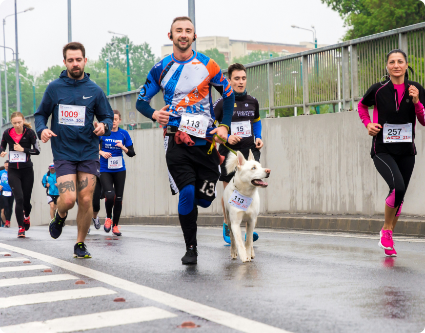 homem feliz percorrnedo uma maratona na chuva