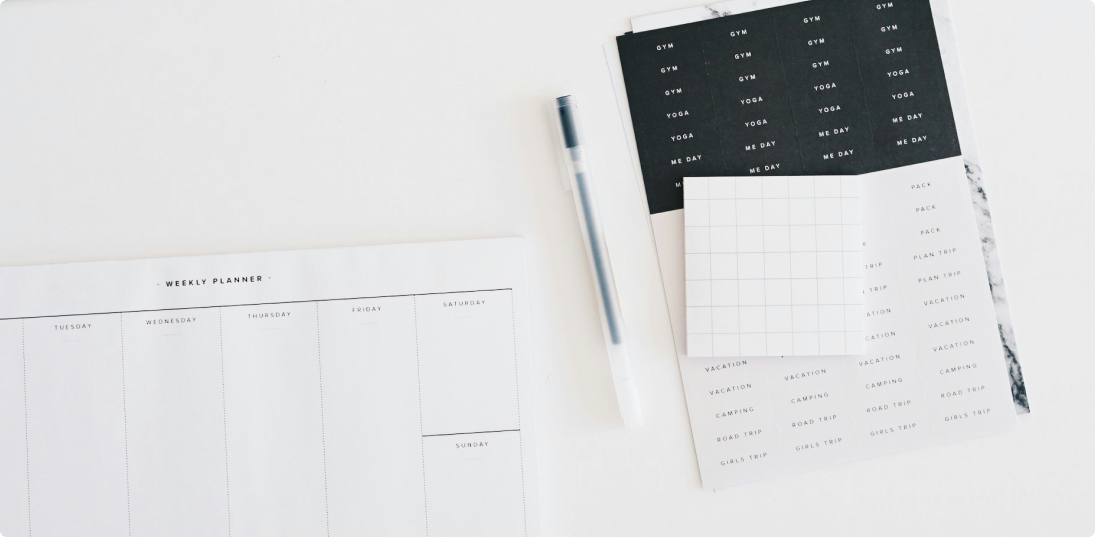 Calendário e uma agenda sobre a mesa